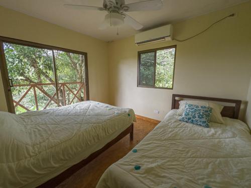 Ένα ή περισσότερα κρεβάτια σε δωμάτιο στο Arrue's Mountain Retreat
