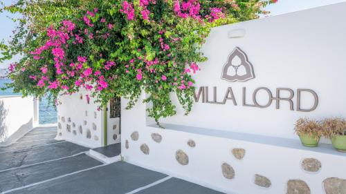 a sign for the aquarium with pink flowers at villa lord in Pollonia