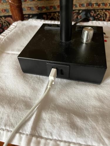 a device with a white cord attached to a table at La Chambre Du Voyageur in Soustons