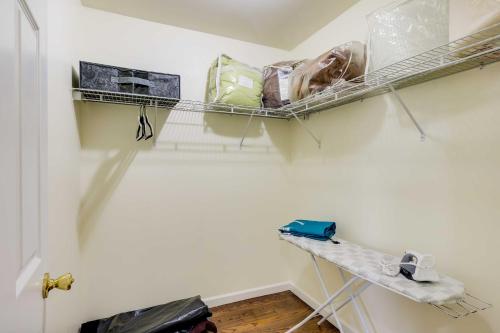 une chambre avec des étagères et un chien sur un mur dans l'établissement Chic Newark Vacation Rental Patio and Fireplace!, à Newark