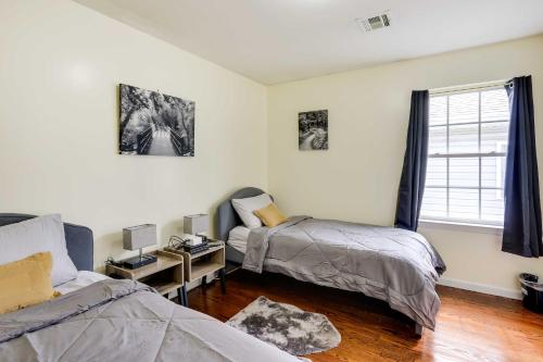 - une chambre avec 2 lits et une fenêtre dans l'établissement Chic Newark Vacation Rental Patio and Fireplace!, à Newark