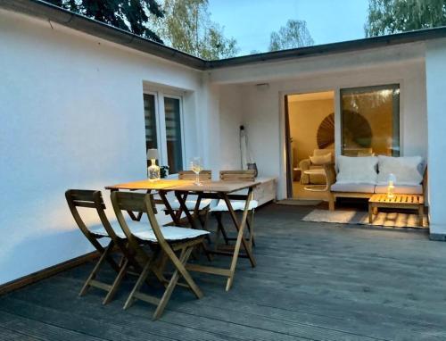 a wooden table and chairs on a patio at Moderner Bungalow im Seebad Bansin, 200 Meter zum Strand in Bansin