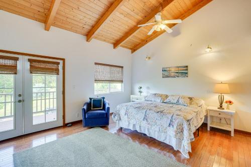 1 dormitorio con 1 cama y ventilador de techo en Hawaiian Retreat with Ocean Views in Captain Cook!, en Papa Bay Estates