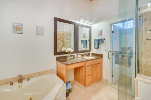 een badkamer met een bad, een wastafel en een douche bij Hawaiian Retreat with Ocean Views in Captain Cook! in Papa Bay Estates