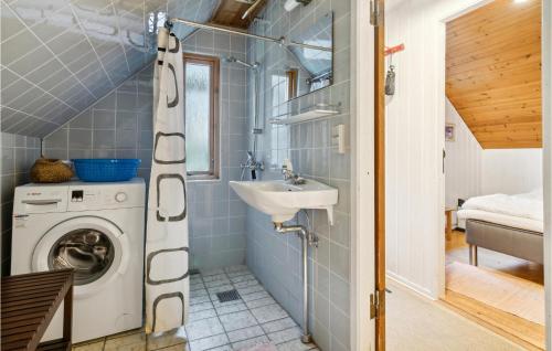 een badkamer met een wasmachine en een wastafel bij Beautiful Home In Knebel With House Sea View in Ørby