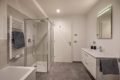 新波南特的住宿－Appartement Obkircher，带淋浴和盥洗盆的白色浴室