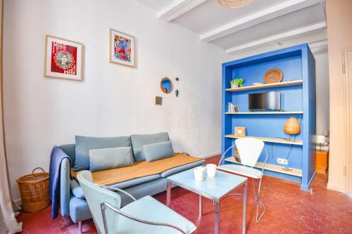 a living room with a couch and a table at Studio L'Académie - Vieux Port & Cours Julien in Marseille