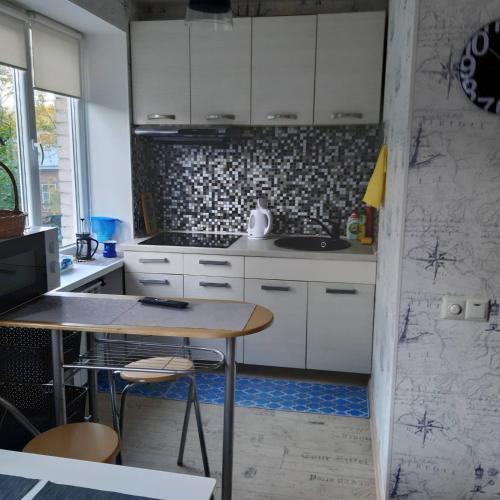 Kuchyň nebo kuchyňský kout v ubytování Home for your vacation 1-bedroom apartment