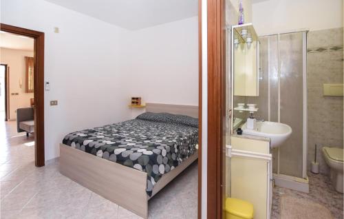 Un pat sau paturi într-o cameră la Beautiful Home In Ardea With Wi-fi
