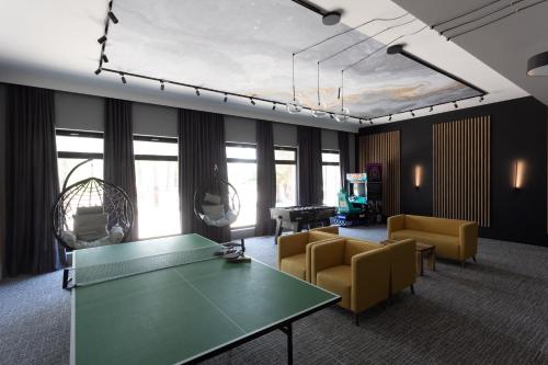a living room with a green table and chairs at Four Winds in Krynica Morska