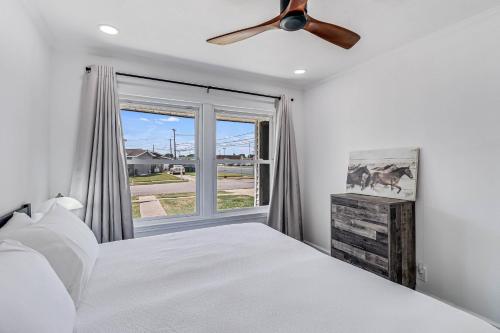a bedroom with a bed and a ceiling fan at Corpus Christi Charm in Corpus Christi