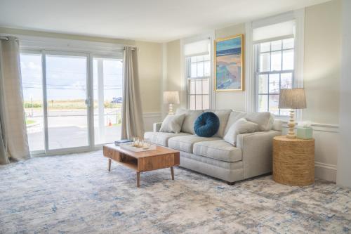 Ruang duduk di 935 Ocean, a Beachside Inn