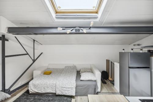 ein Schlafzimmer mit einem Bett und einem Dachfenster in der Unterkunft Loft Paisible à Argenteuil / La défense/Beam in Argenteuil