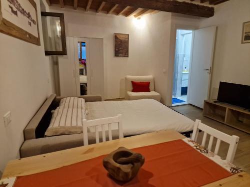 - une chambre avec deux lits, une table et une chaise dans l'établissement MonoLove Portoferraio, à Portoferraio