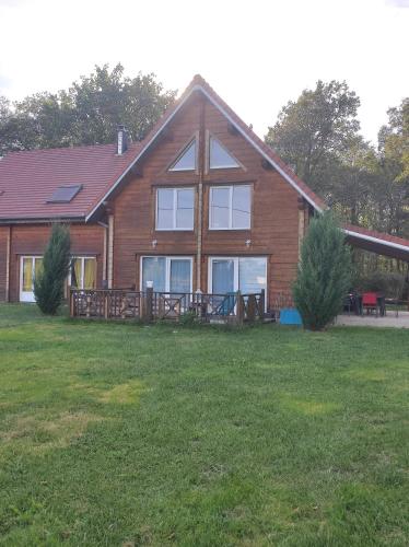 una casa con un gran patio delante de ella en Le chalet des 4 saisons, en Mers-sur-Indre