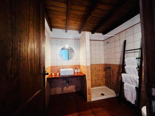 a bathroom with a sink and a bath tub at Apartamento en el centro de Lanzarote in Tiagua