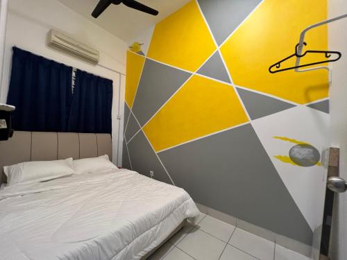 una camera da letto con parete gialla e grigia di SSR312/S2TOWN/3R2B HOMESTAY a Seremban