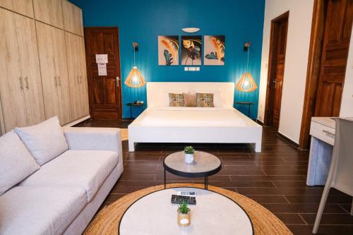 a living room with a bed and a couch at Villa Ayaba in Abidjan