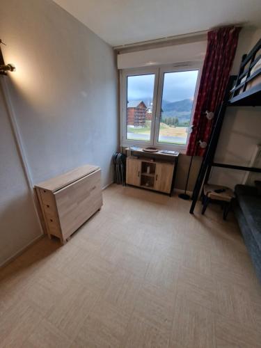 Camera vuota con letto a castello e scrivania. di Studio cosy bois d aurouze a Le Dévoluy