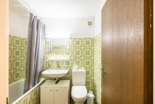a bathroom with a toilet and a sink at 7304 Pure Freude in dieser stilvoll renovierten Wohnung mit moderner Kueche in Vulpera