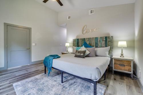 Katil atau katil-katil dalam bilik di Modern Canyon Lake Vacation Home with Furnished Deck