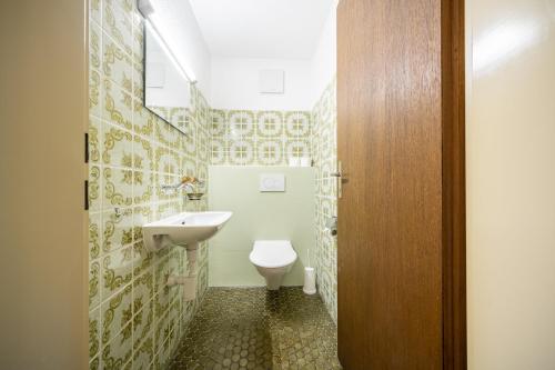 een badkamer met een toilet en een wastafel bij 9302 Zweckmaessig eingerichtete 3,5 Zimmer Wohnung mit ueberdachtem Suedwestbalkon in Vulpera