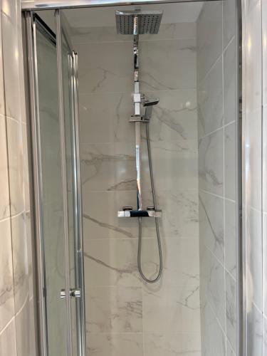 eine Dusche mit Duschkopf im Bad in der Unterkunft Kings head Inn 