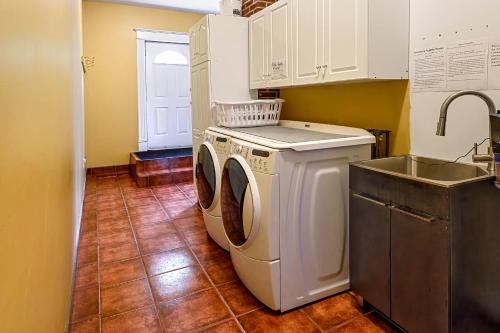 a kitchen with a washing machine and a sink at Mulgrave Mansion in Mulgrave