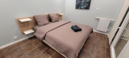 Scy-ChazellesにあるLe Schumanの小さな部屋のベッド1台分です。
