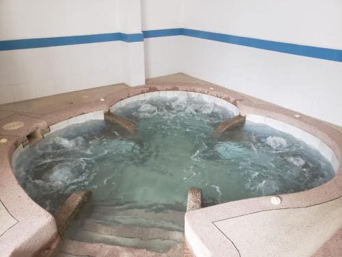 jacuzzi na piętrze budynku w obiekcie Torres Sobrium 2 habitaciones Sleep 6 w mieście Tonsupa