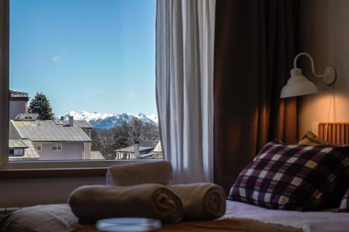 1 dormitorio con ventana y vistas a la montaña en DTO Bellevue en pleno centro en San Carlos de Bariloche