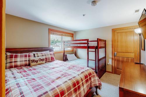 a bedroom with a bed and bunk beds in it at Driftin' Cabanas in Chelan