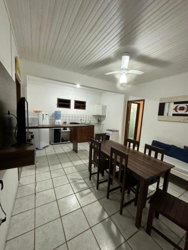 a kitchen and dining room with a table and chairs at Pousada 3 Pequis in Arraial d'Ajuda