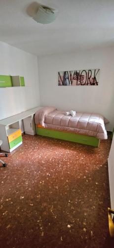 Piso Granada 3 dormitorios y parking privado في غرناطة: غرفة نوم مع سرير مع علامة على الحائط