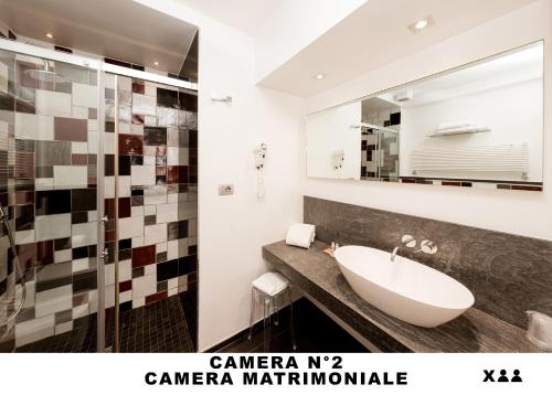 Bilik mandi di Affittacamere Lo Scoglio (Guesthouse)