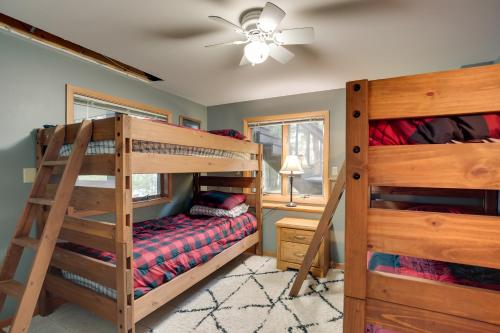 Krevet ili kreveti na sprat u jedinici u okviru objekta Pelican Lake House with Boat Dock and Sauna!