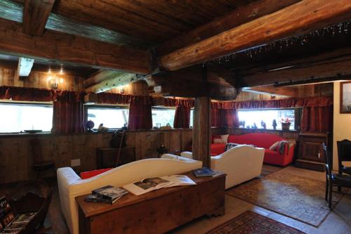 ein Wohnzimmer mit zwei Sofas und einer Couch in der Unterkunft Stadel Soussun in Champoluc