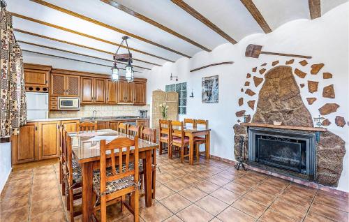 cocina con mesa y chimenea en Casa Triana en Cuevas del Campo