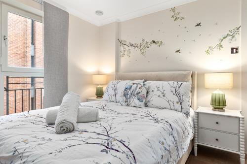 1 dormitorio con cama y ventana en Tranquil 2 bedroom Apartment Close to St. Paul's Cathedral, en Londres