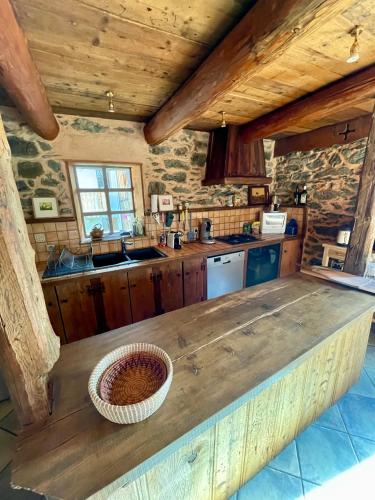 - une cuisine avec un comptoir en bois dans une cabine dans l'établissement Chalet typique accueillant jusqu'à 9 personnes, à Champagny-en-Vanoise