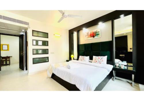 ein Schlafzimmer mit einem großen Bett in einem Zimmer in der Unterkunft Olive Service Apartments - Greater Kailash in Neu-Delhi