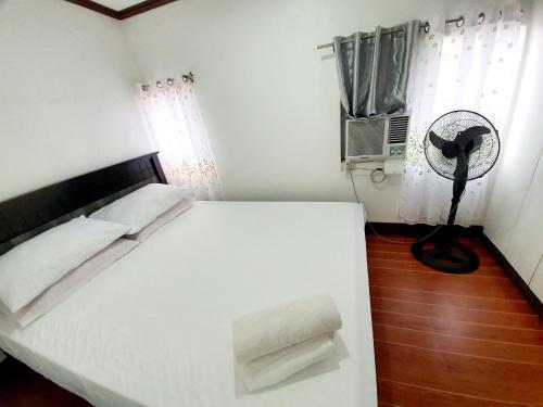 Ένα ή περισσότερα κρεβάτια σε δωμάτιο στο Calapan Transient House Acacia L35