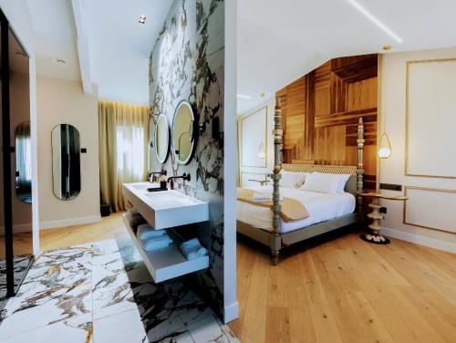 two images of a bedroom with a bed and a sink at INFINITVM in Sigüenza