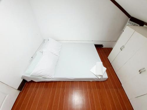 Ένα ή περισσότερα κρεβάτια σε δωμάτιο στο Calapan Transient House Acacia L35