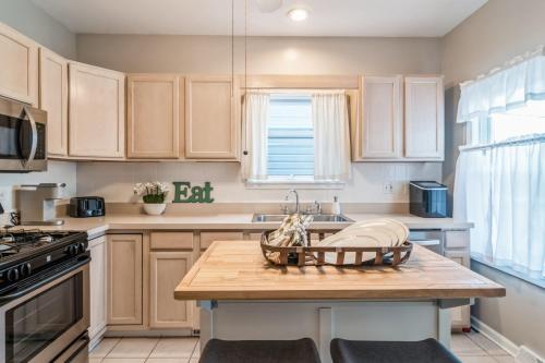 Η κουζίνα ή μικρή κουζίνα στο Pearly Gates l 3 Bed l Sleeps 5 l w 2-Car Garage