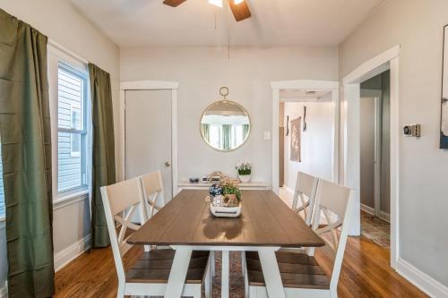 Φωτογραφία από το άλμπουμ του Pearly Gates l 3 Bed l Sleeps 5 l w 2-Car Garage σε Forest Park