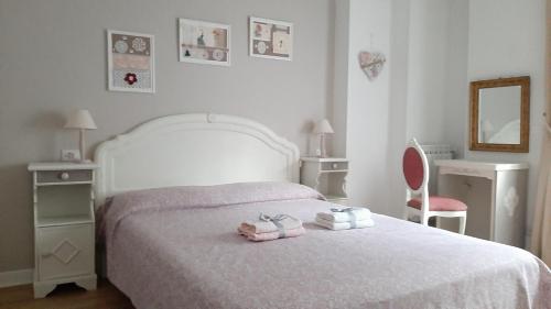 um quarto com uma cama com dois chinelos em La Civetta appartamento con giardino e parcheggio em Nave
