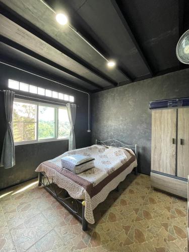 Postel nebo postele na pokoji v ubytování Elevated Serenity Lodge in Khao Kho