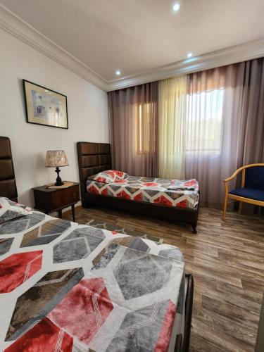 pokój hotelowy z 2 łóżkami i oknem w obiekcie Appartement S+2 à lac 1 à côté hôtel Movempick w mieście Tunis