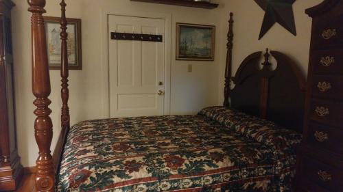 um quarto com uma cama e uma porta branca em South Shore Resort - The Lodge em Twin Lake